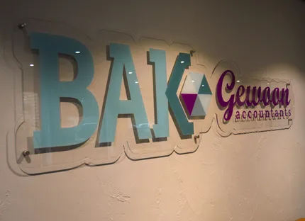 Het logo van Gewoon BAK Accountants in het kantoor