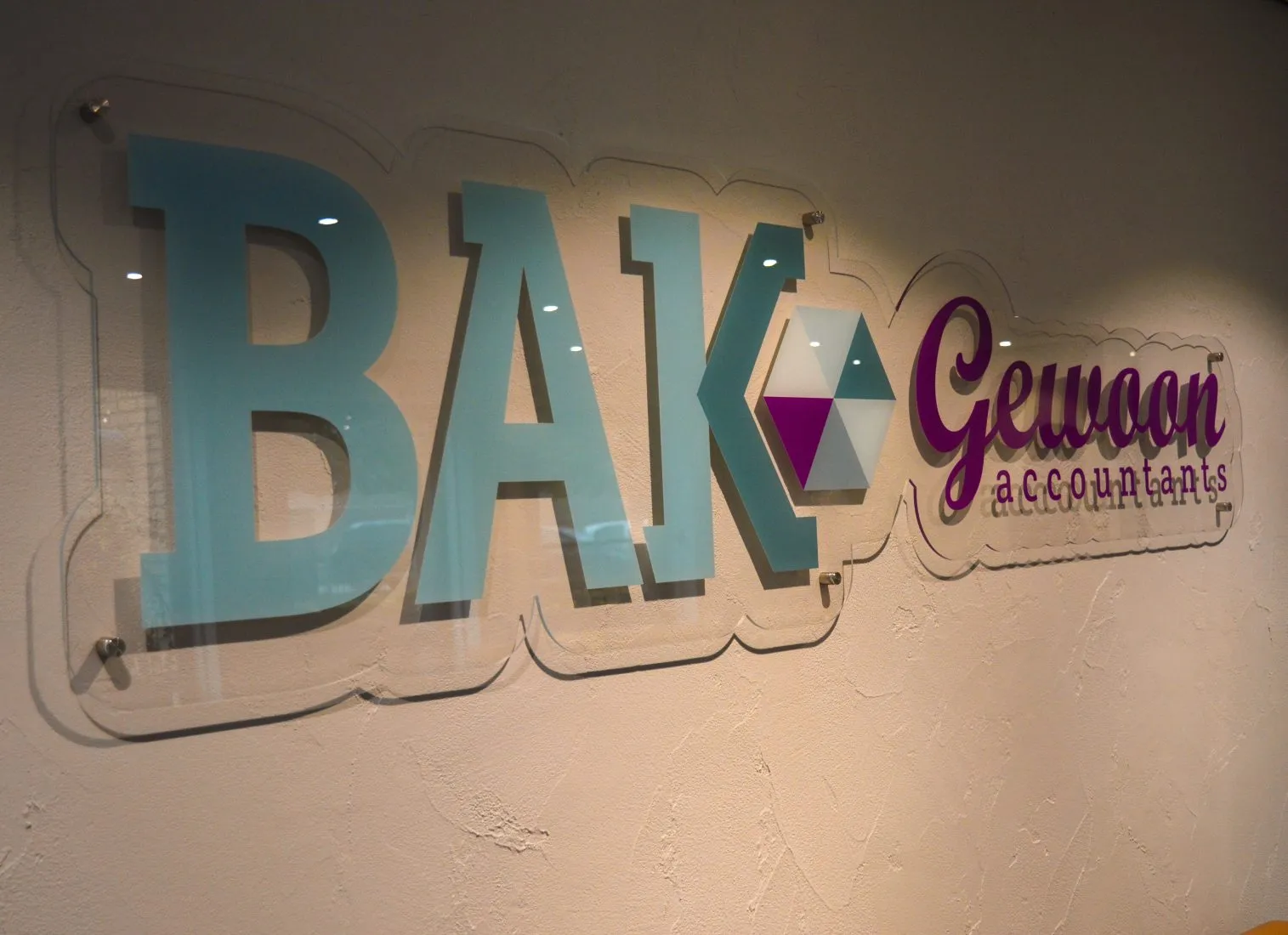 Het logo van Gewoon BAK Accountants in het kantoor in Ochten